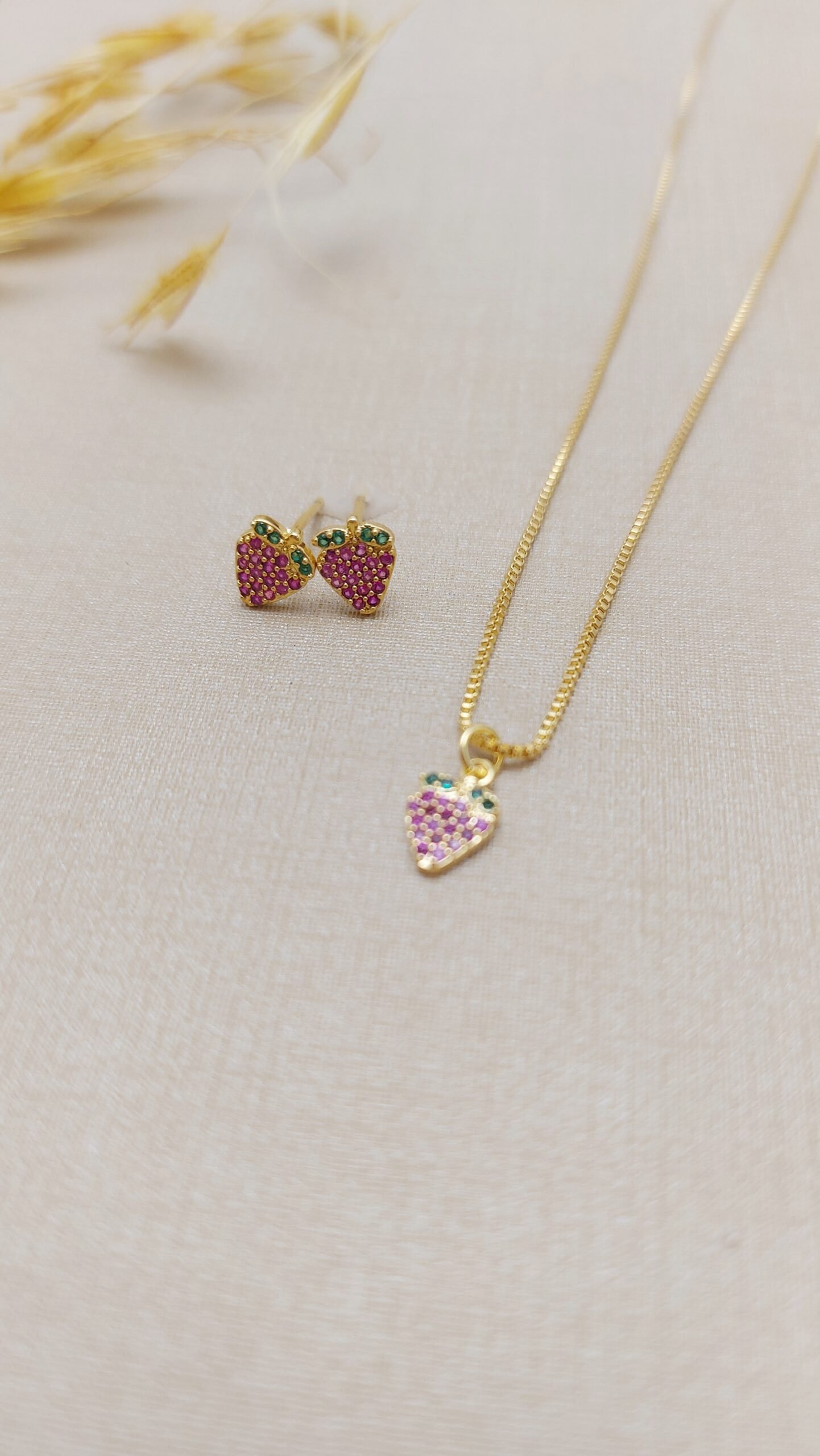 Conjunto morango cravejado