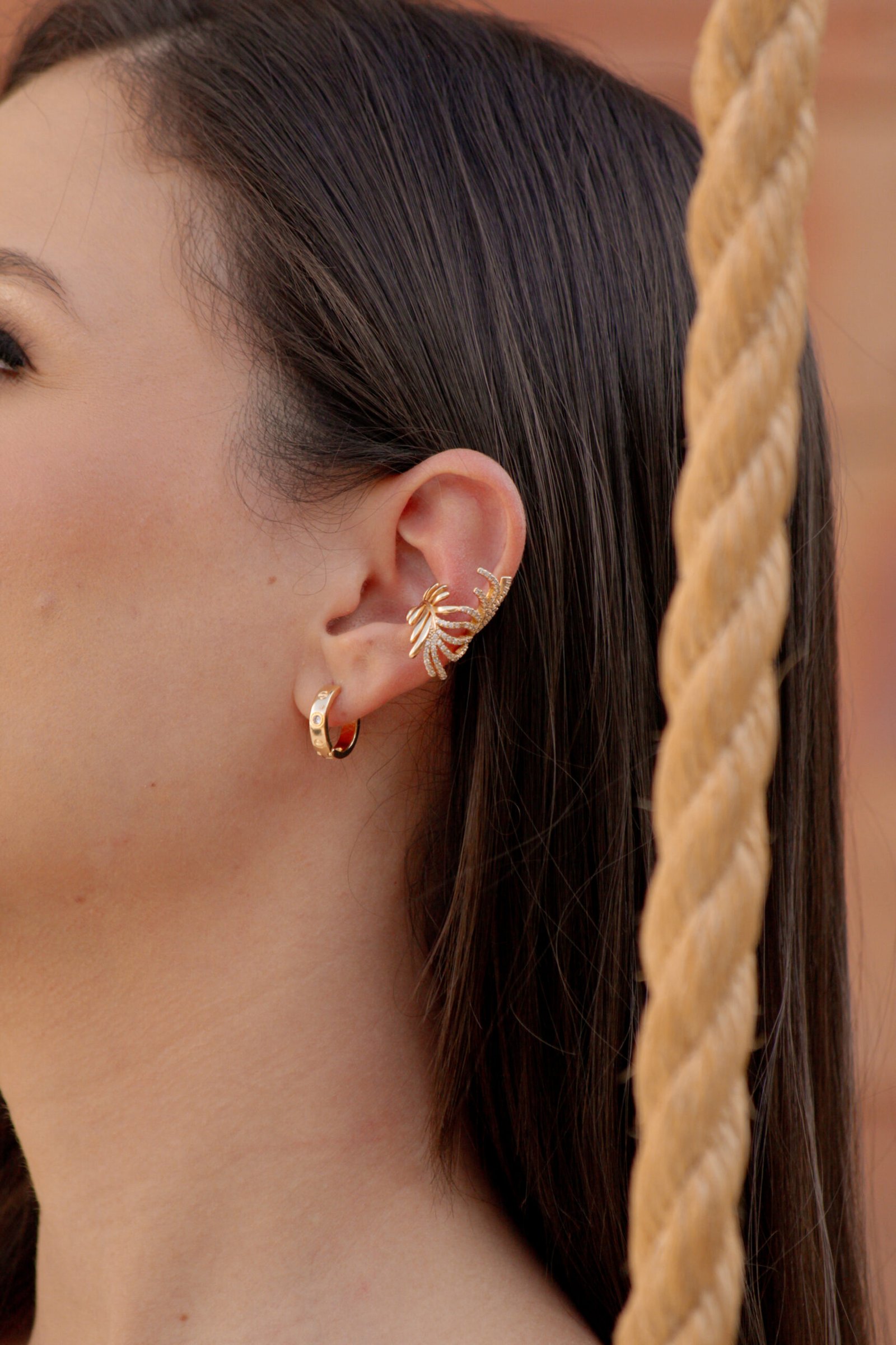 Brinco earcuff cravejado